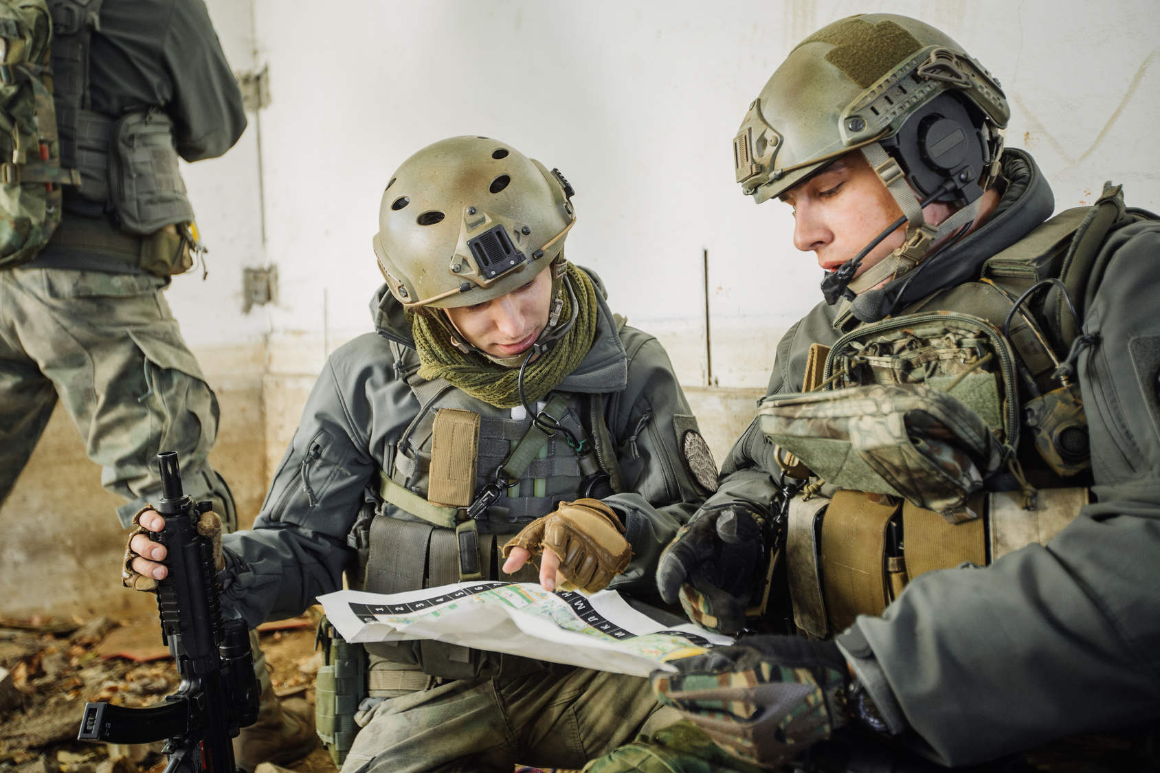 Zdjęcie przedstawia żołnierzy pracujących na mapie